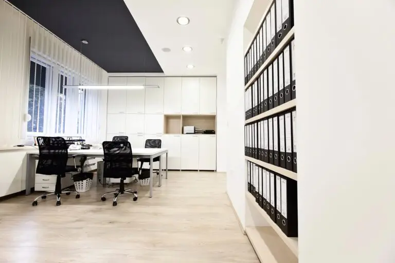 Bureaux rénovés à Paris : open space lumineux avec rangements intégrés et éclairage LED