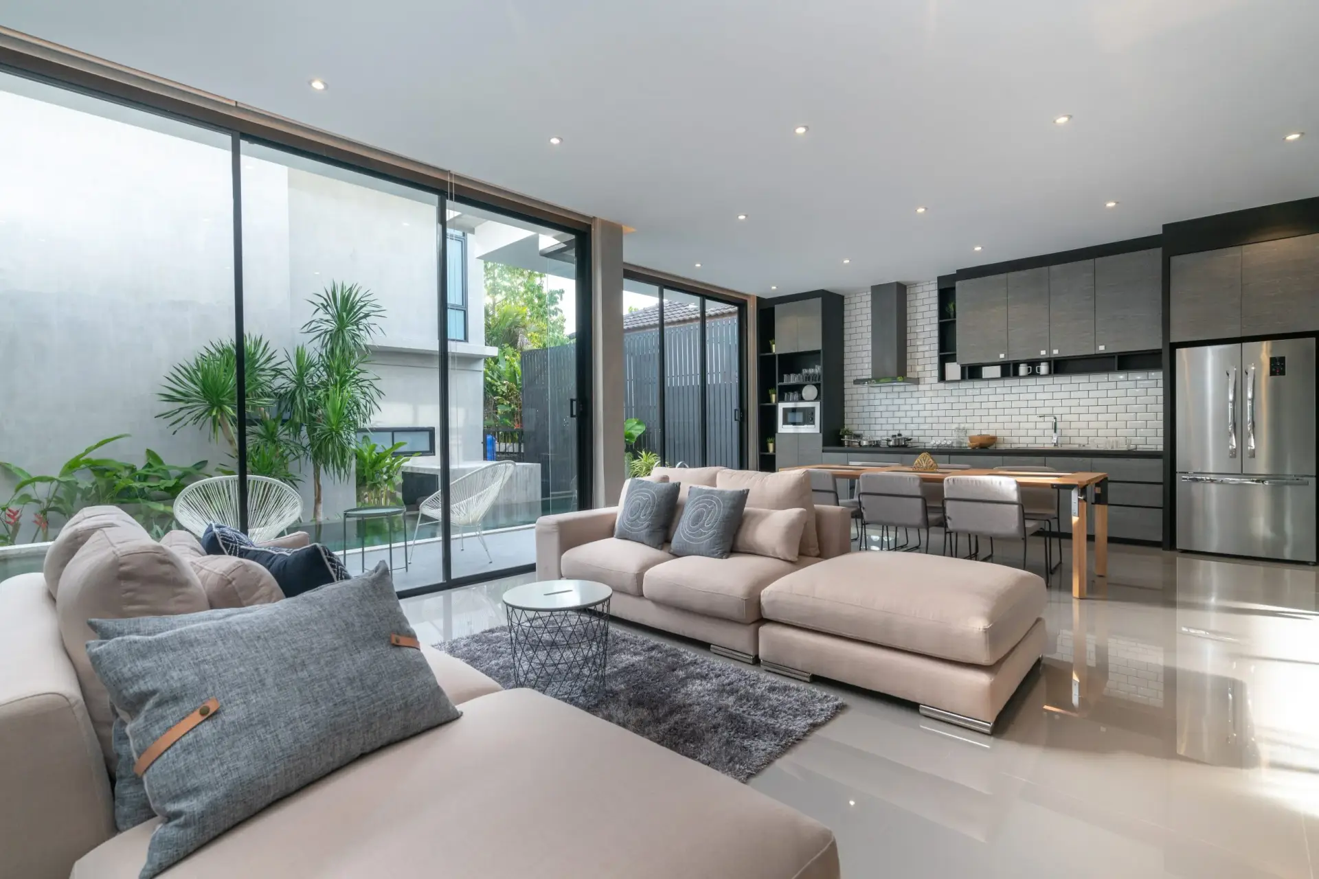 Salon moderne avec cuisine ouverte et grandes baies vitrées, rénovation intérieure à Paris