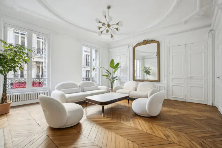 Salon haussmannien rénové à Paris avec moulures et parquet point de Hongrie