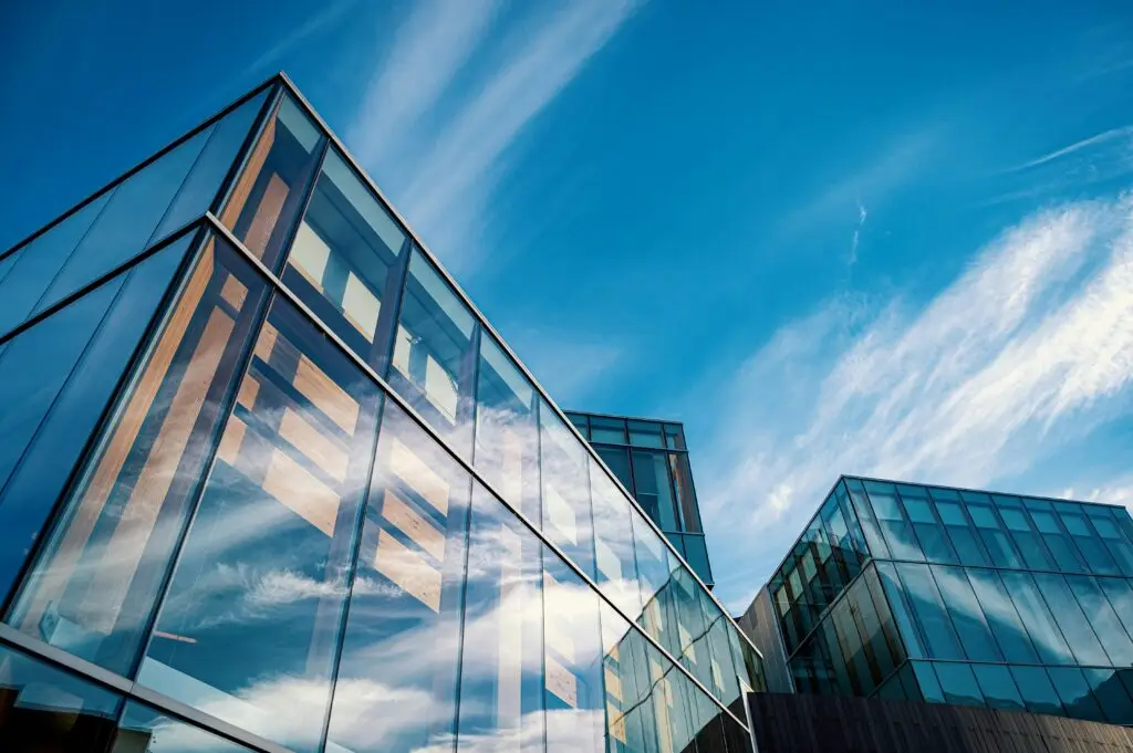 Rénovation de bureaux : façade vitrée d’un immeuble tertiaire moderne | NEO RENOV