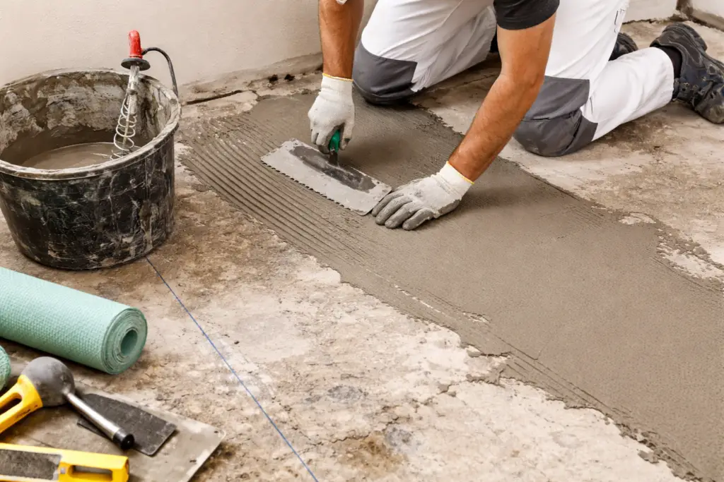 Préparation du support avec ragréage avant pose de carrelage à Paris