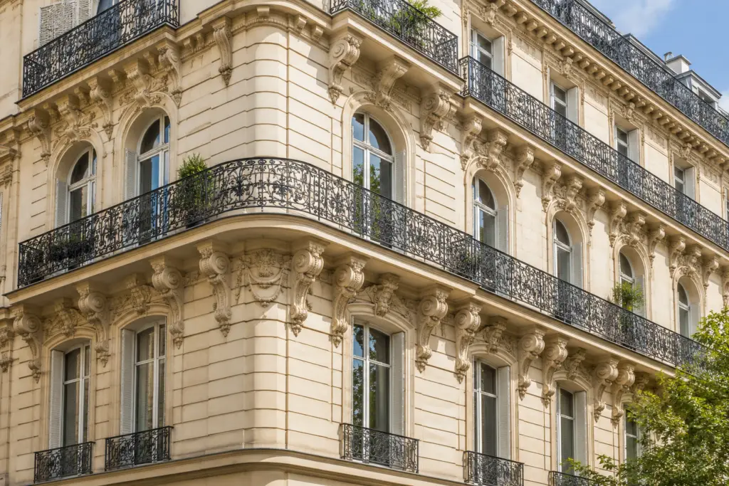 Façade d’immeuble haussmannien rénovée lors d’un ravalement de façade à Paris