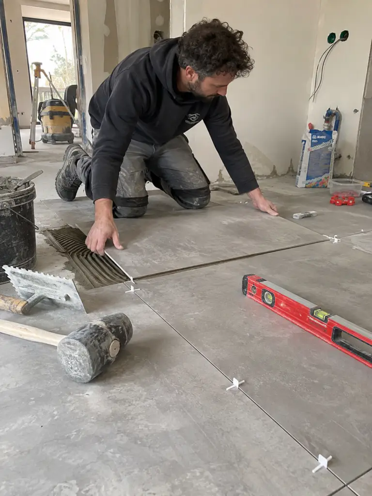 Carreleur NEO RENOV posant du carrelage grand format à Paris