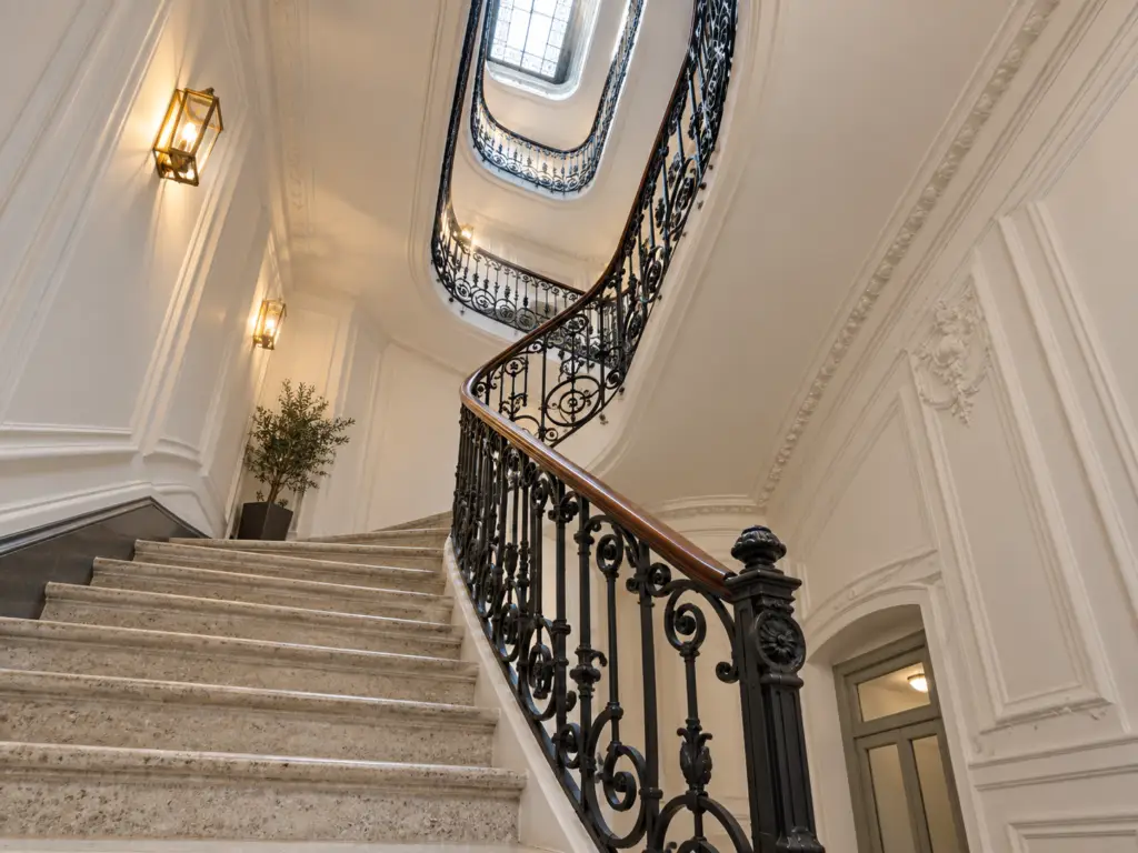 Cage d'escalier d'immeuble parisien rénovée – rénovation de bâtiments en copropriété