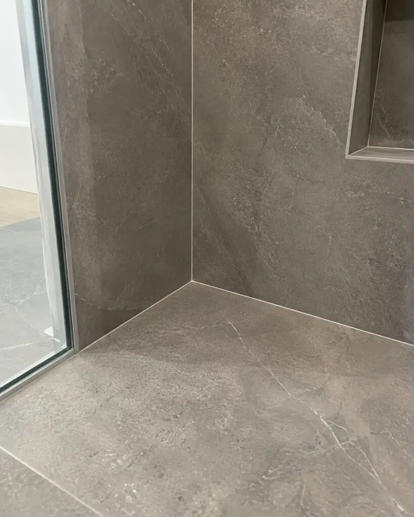 Détail d'un carrelage grand format posé à joints réduits de 2 mm